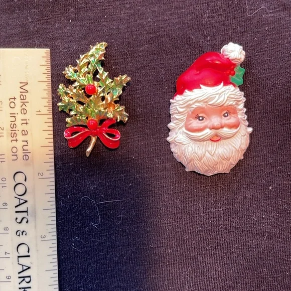 Two For One Hallmark Santa Unsigned Holly Brooches - Picture 3 of 5